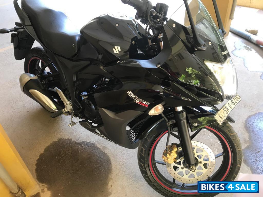 Black Suzuki Gixxer SF Black Suzuki Gixxer SF