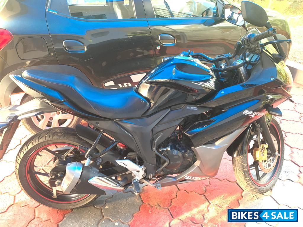 Black Suzuki Gixxer SF Black Suzuki Gixxer SF