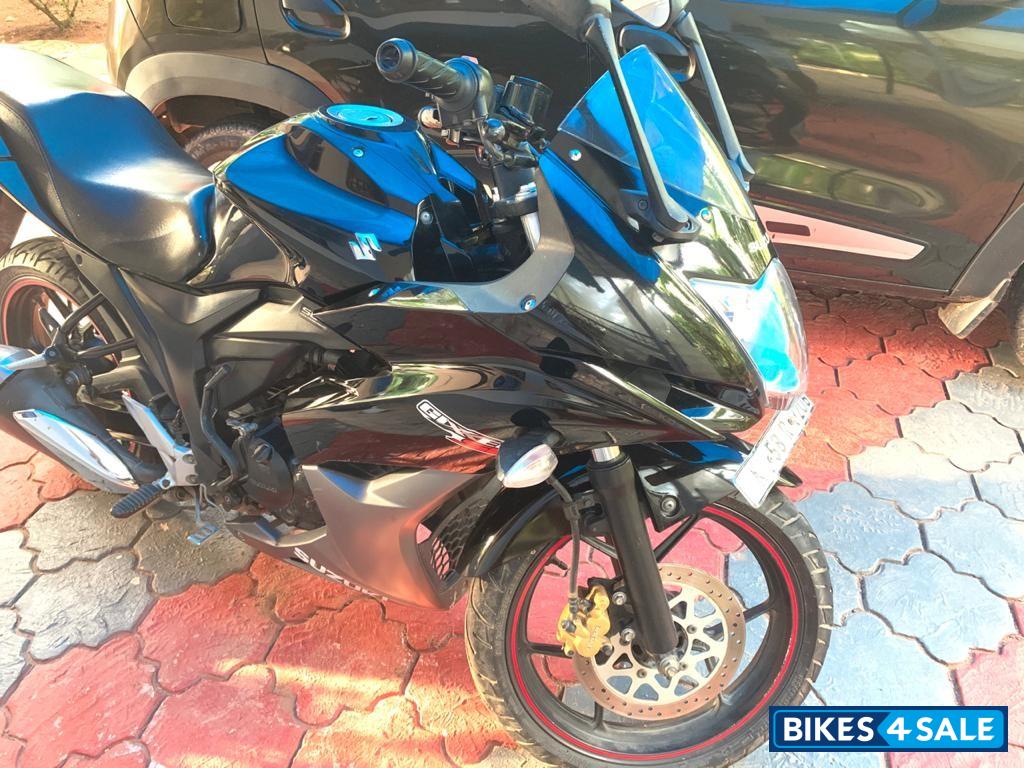 Black Suzuki Gixxer SF Black Suzuki Gixxer SF