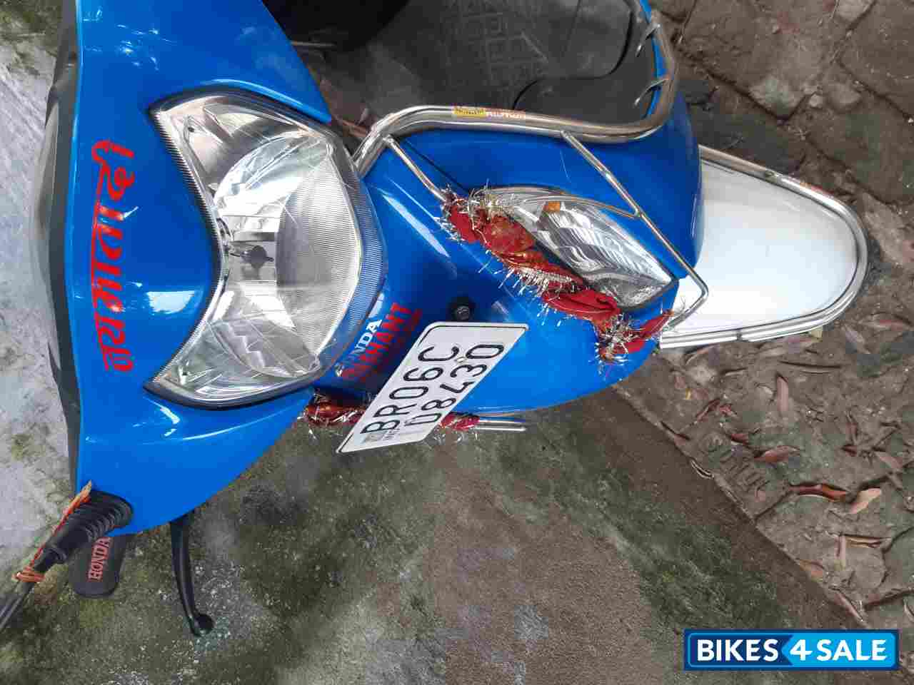 Green And White Honda Activa i