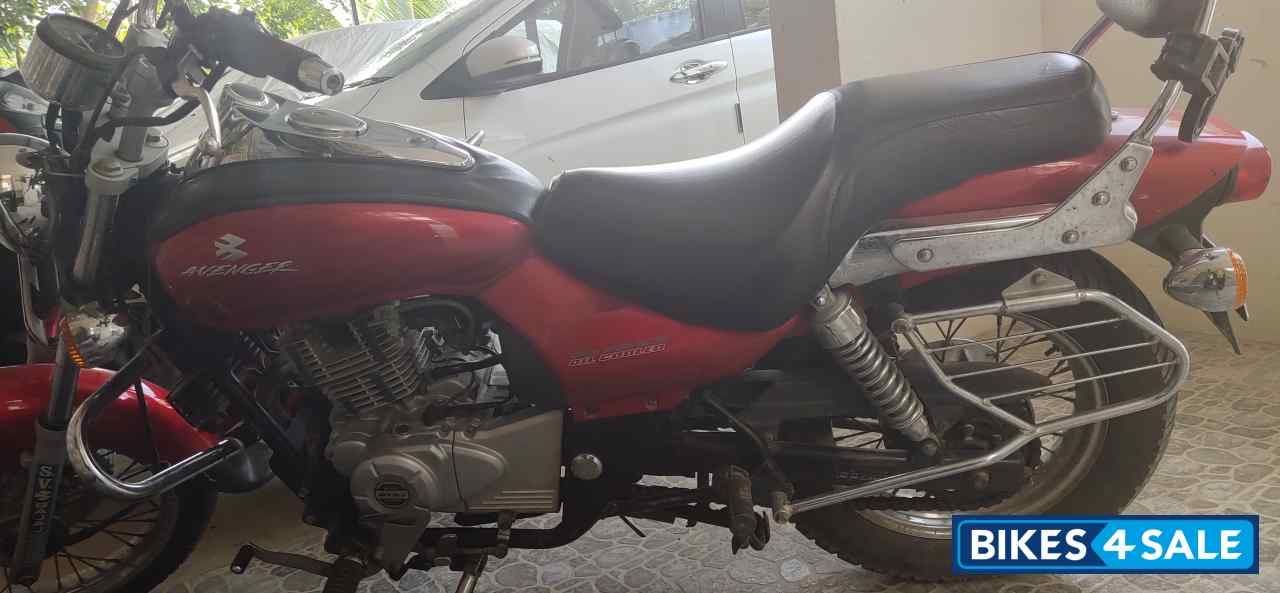 Red Bajaj Avenger 220 DTS-i