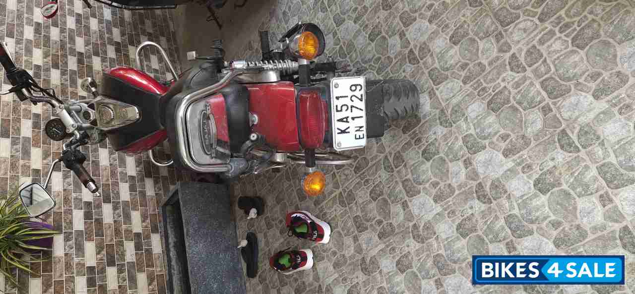 Red Bajaj Avenger 220 DTS-i