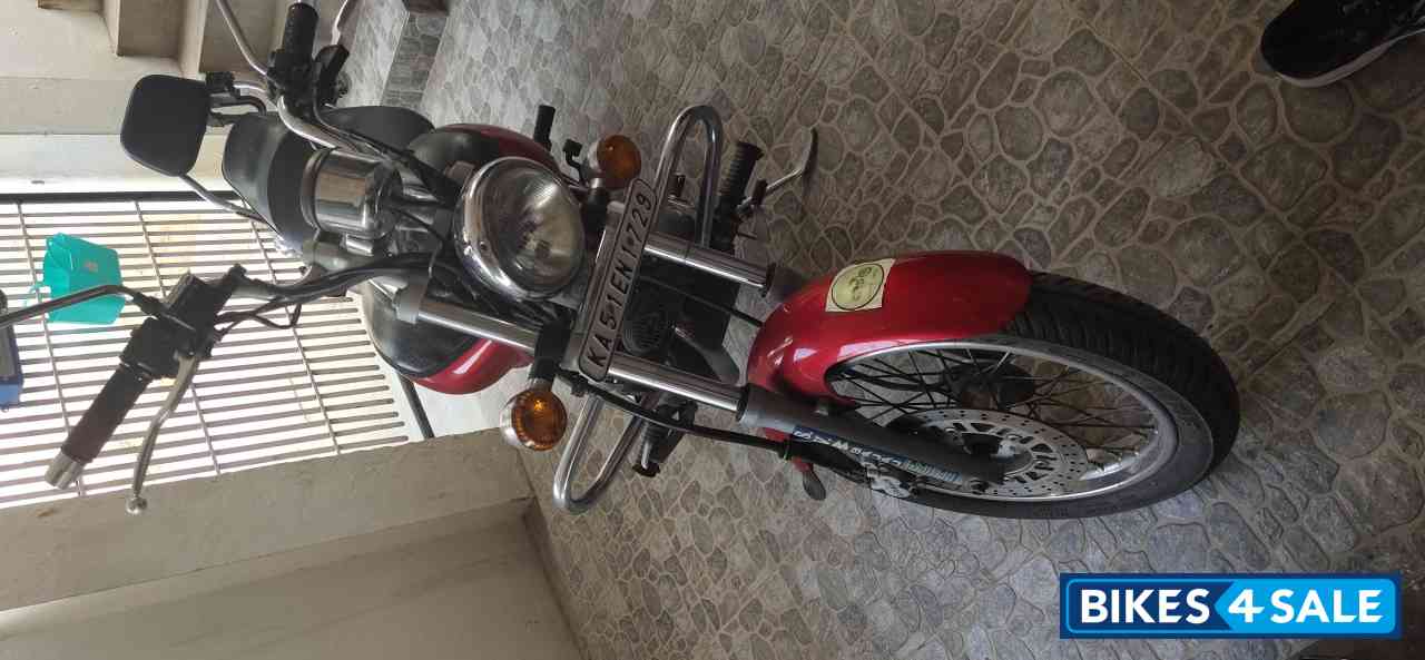 Red Bajaj Avenger 220 DTS-i