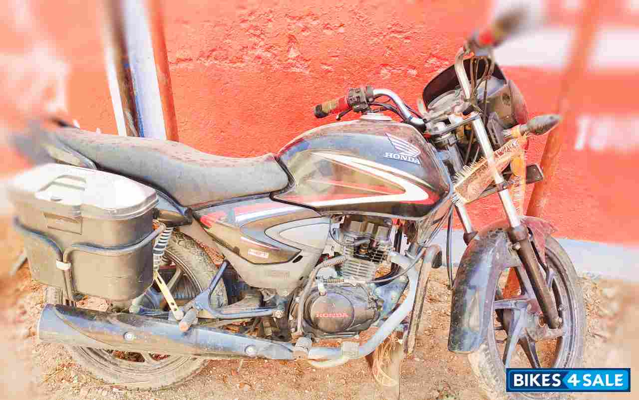 Black Honda CB Shine