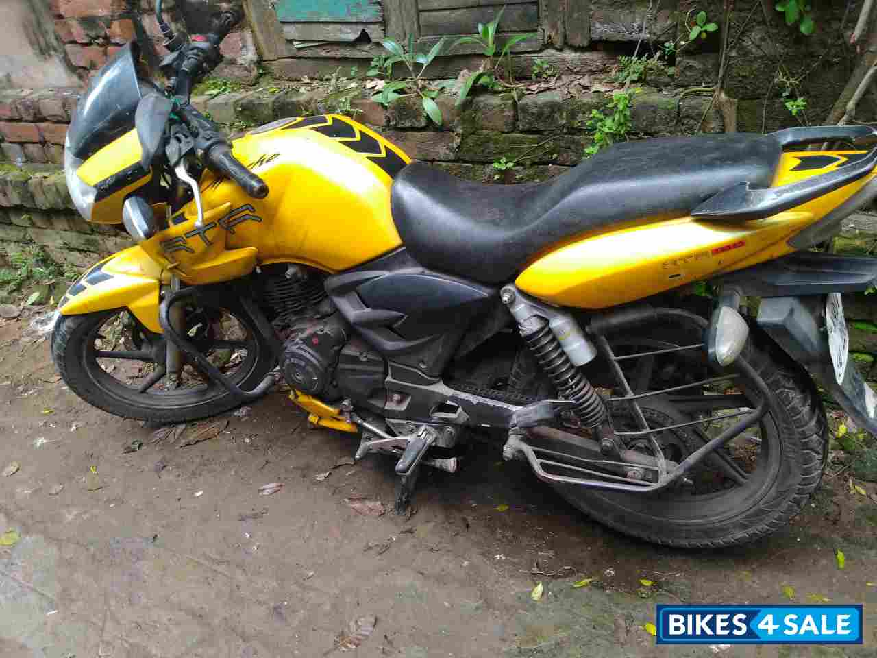 Yellow TVS Apache RTR 180