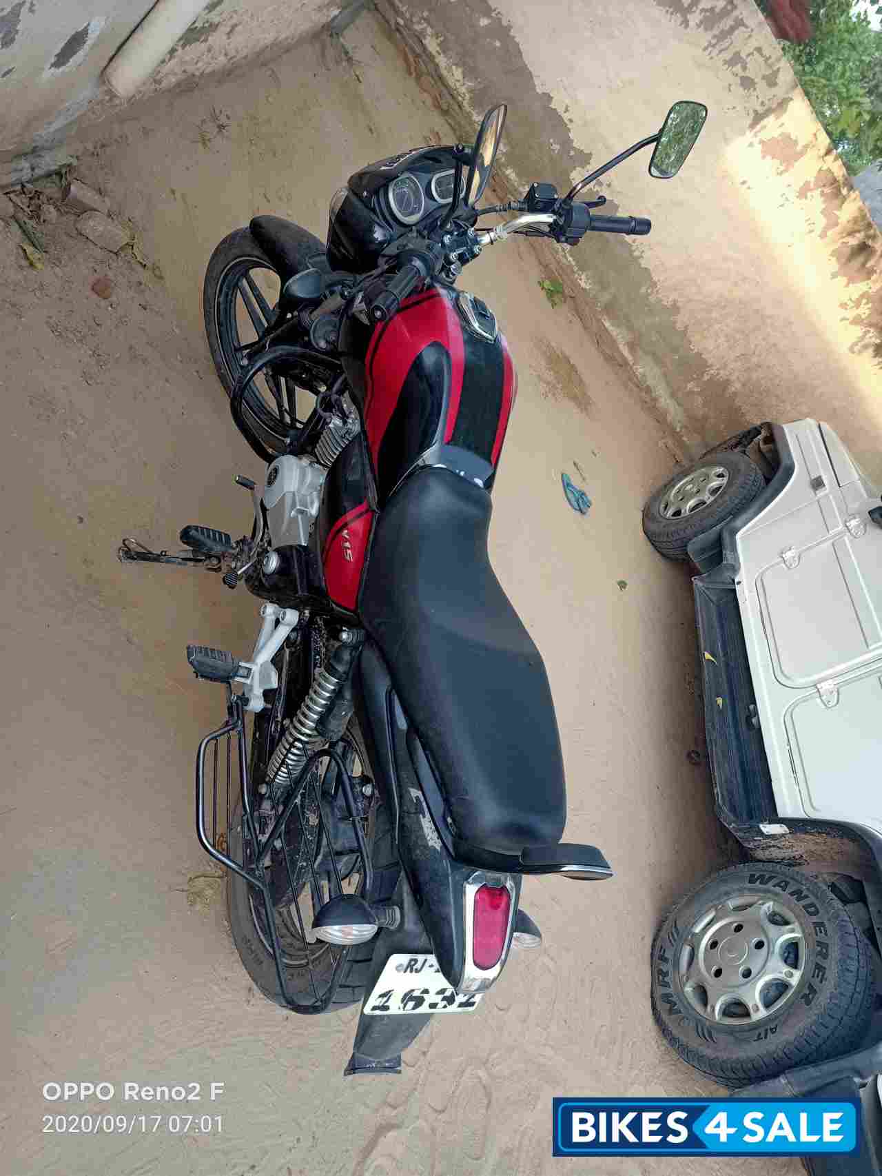 Bajaj V15