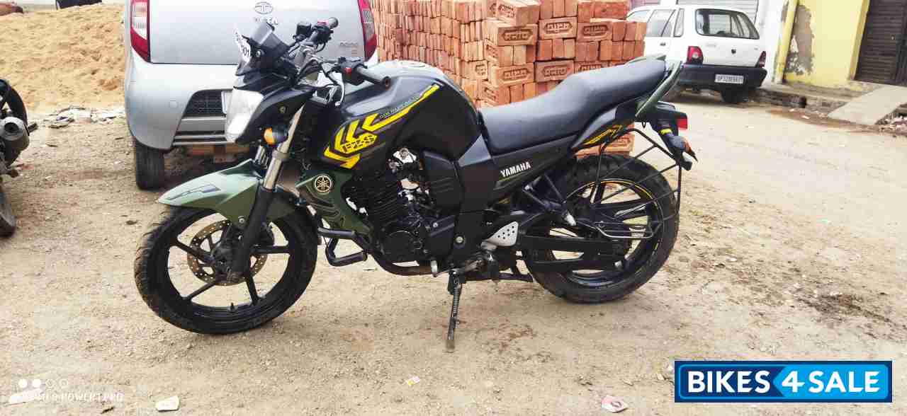 ..green Yamaha FZ-S