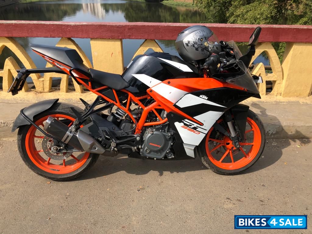 Ebony Black KTM RC 390