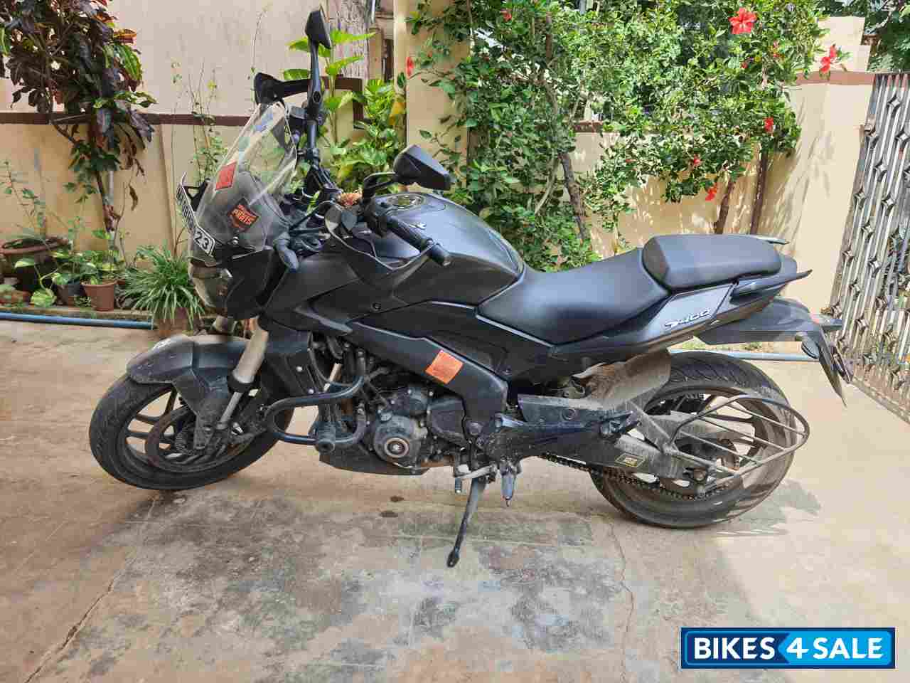 Black Bajaj Dominar 400 Disc
