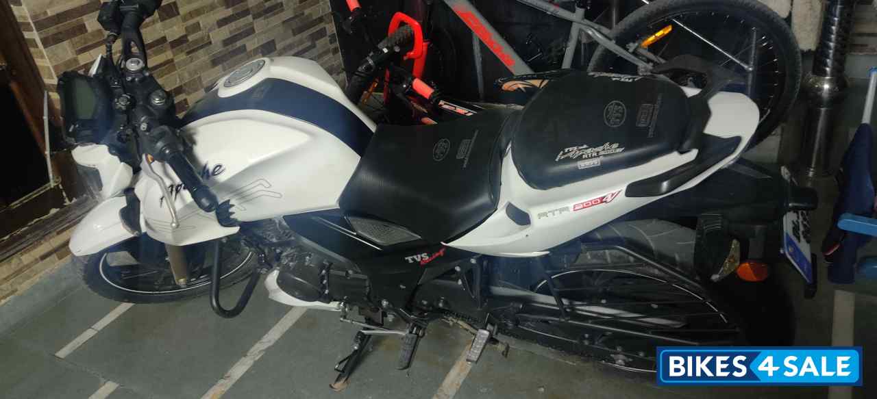 White TVS Apache RTR 200 4V