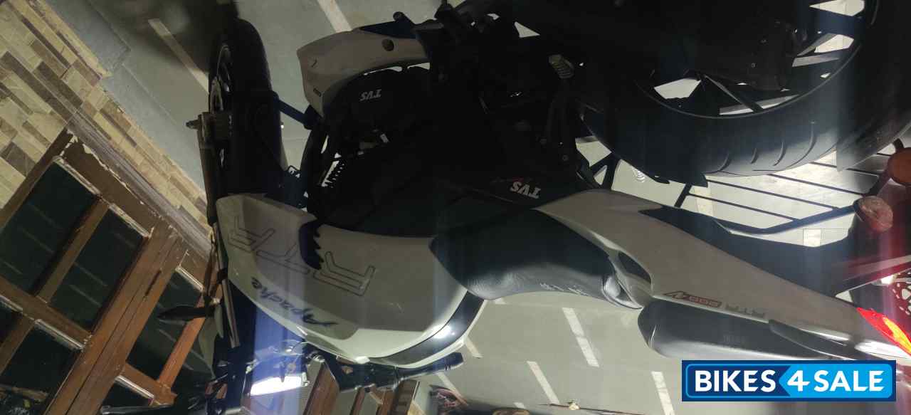 White TVS Apache RTR 200 4V White TVS Apache RTR 200 4V