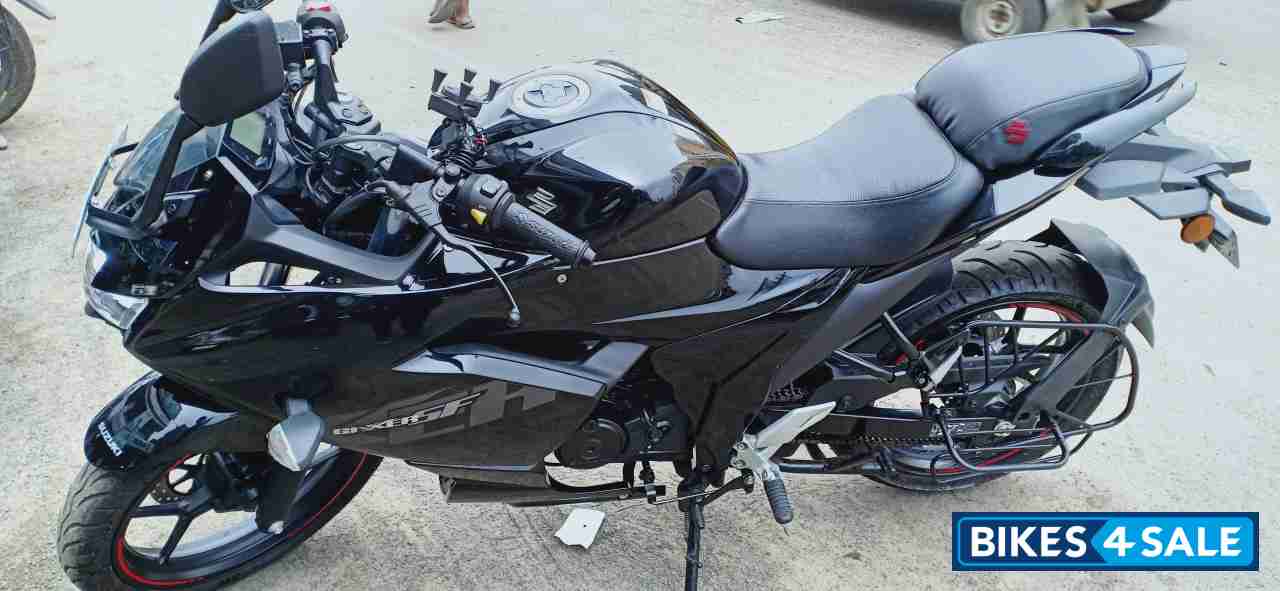 Black Suzuki Gixxer SF