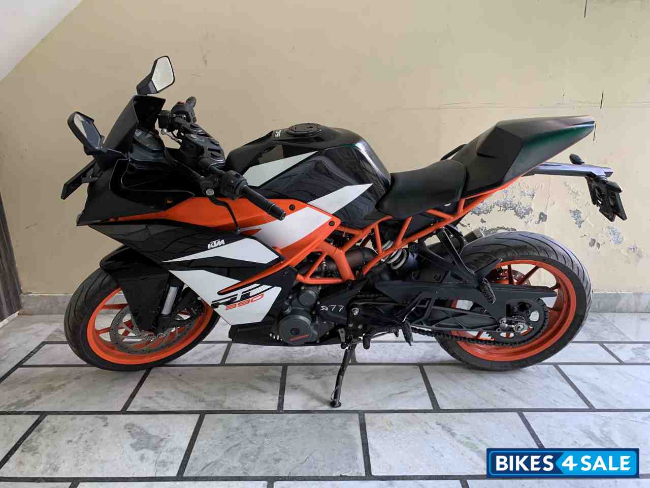 Black KTM RC 390