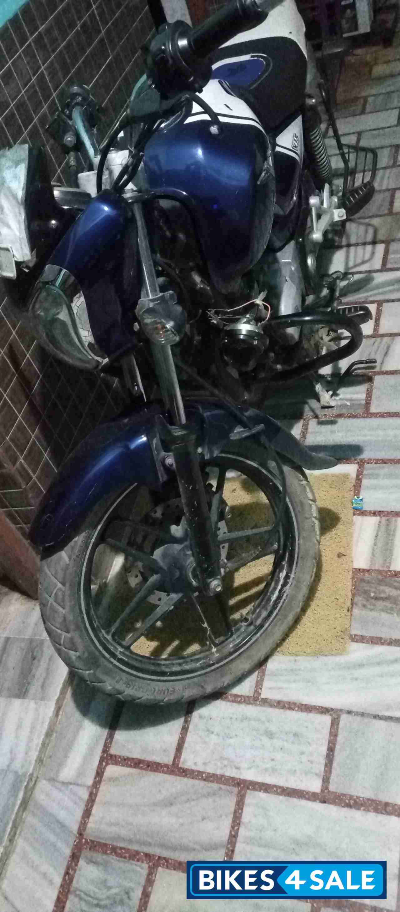 Bajaj V15