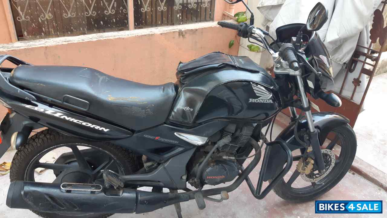 Black Honda CB Unicorn