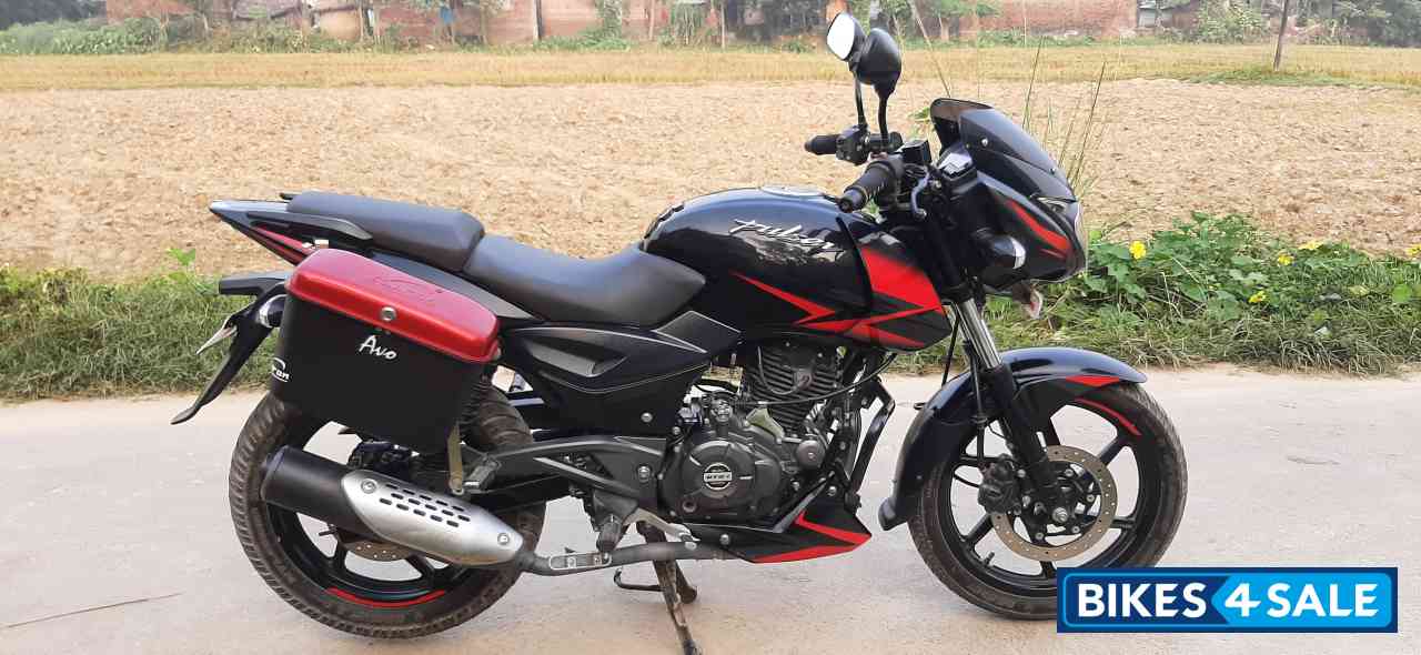 Black Bajaj Pulsar 150 Twin Disc