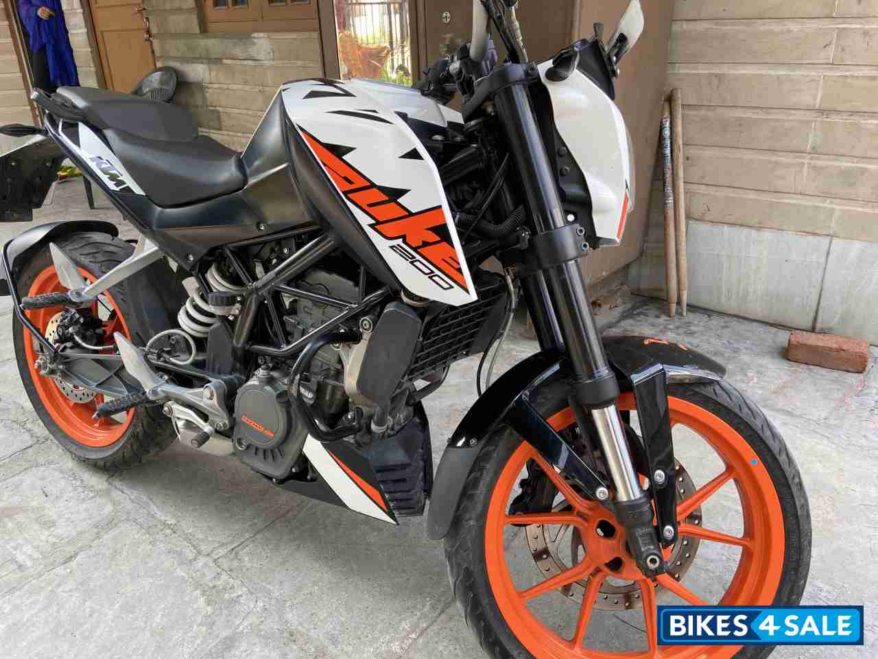 White KTM Duke 200 White KTM Duke 200