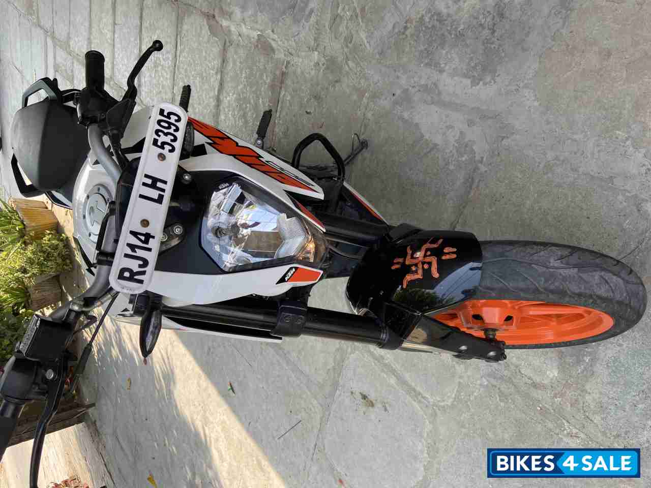 White KTM Duke 200 White KTM Duke 200