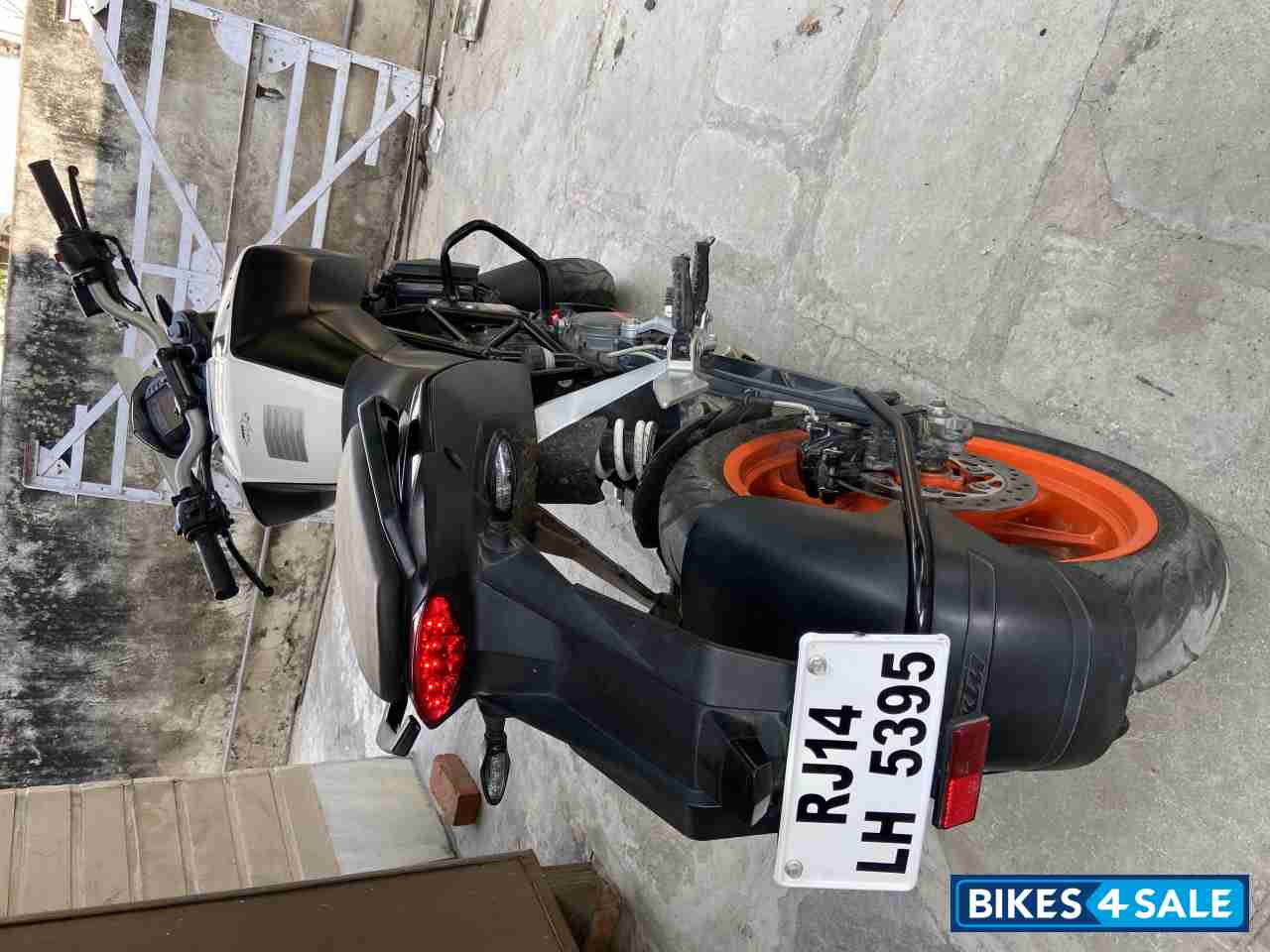 White KTM Duke 200 White KTM Duke 200