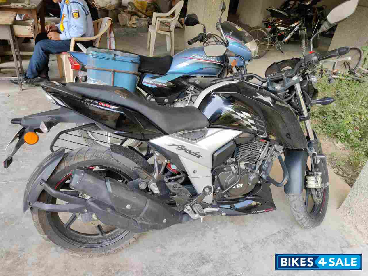 Black TVS Apache RTR 160 4V