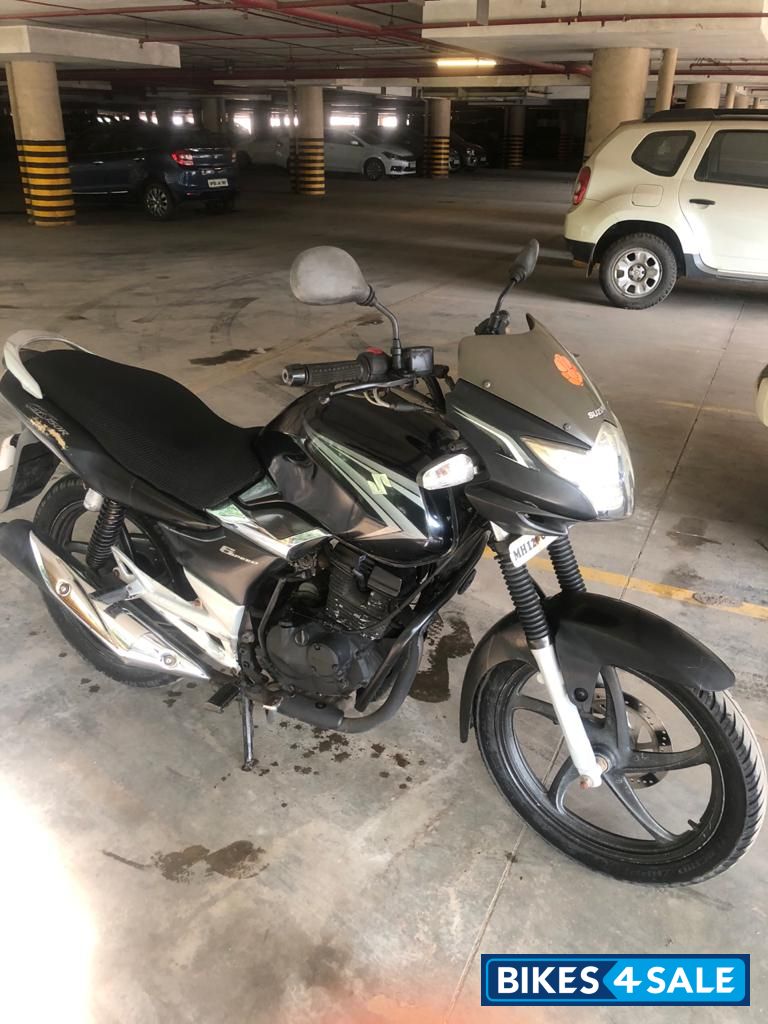 Black Suzuki GS 150R