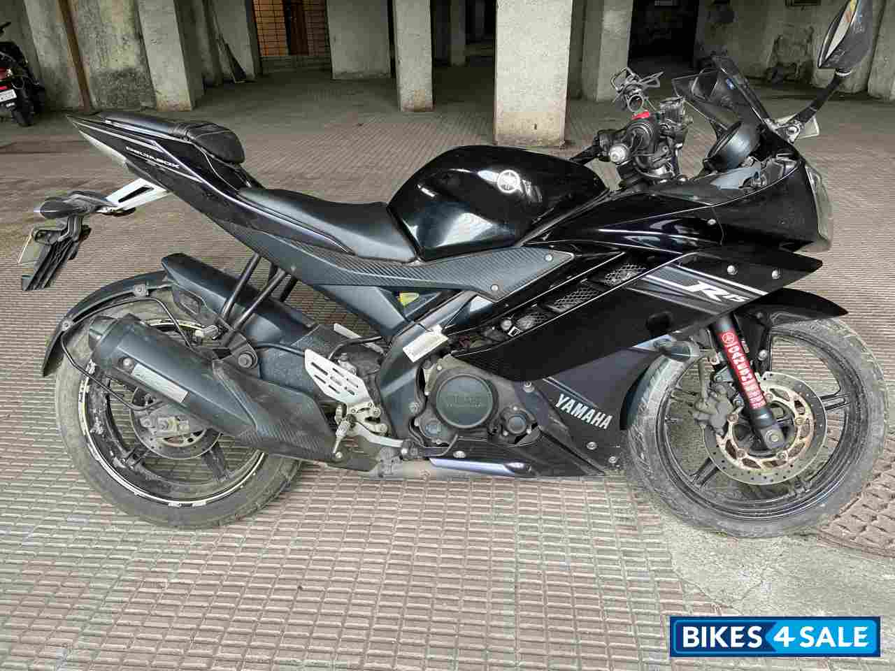 Black Yamaha YZF R15 V2