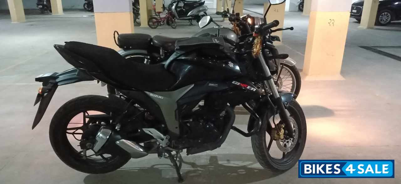 Black Suzuki Gixxer 150