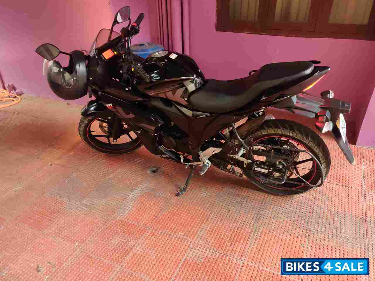 Black Suzuki Gixxer SF Fi