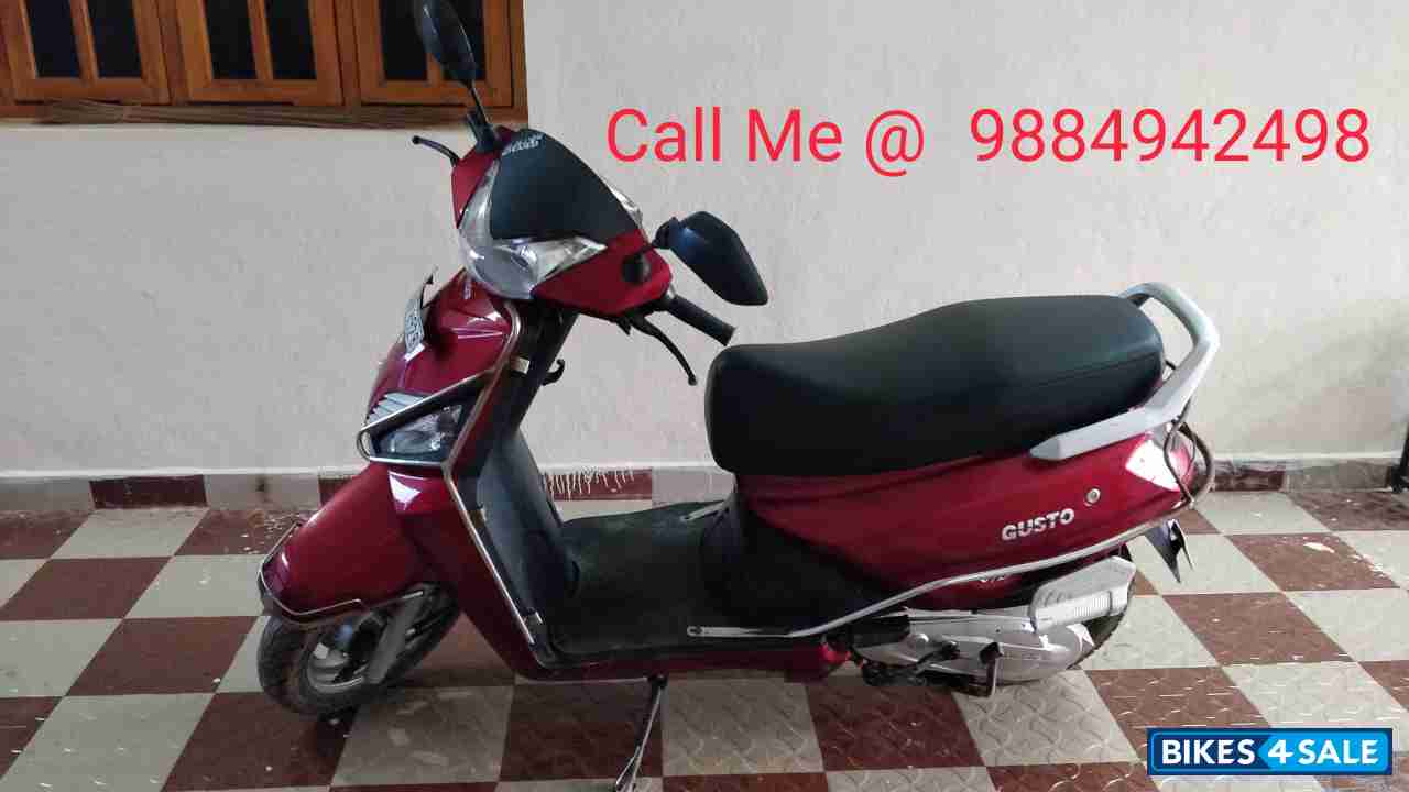 Red Mahindra Gusto