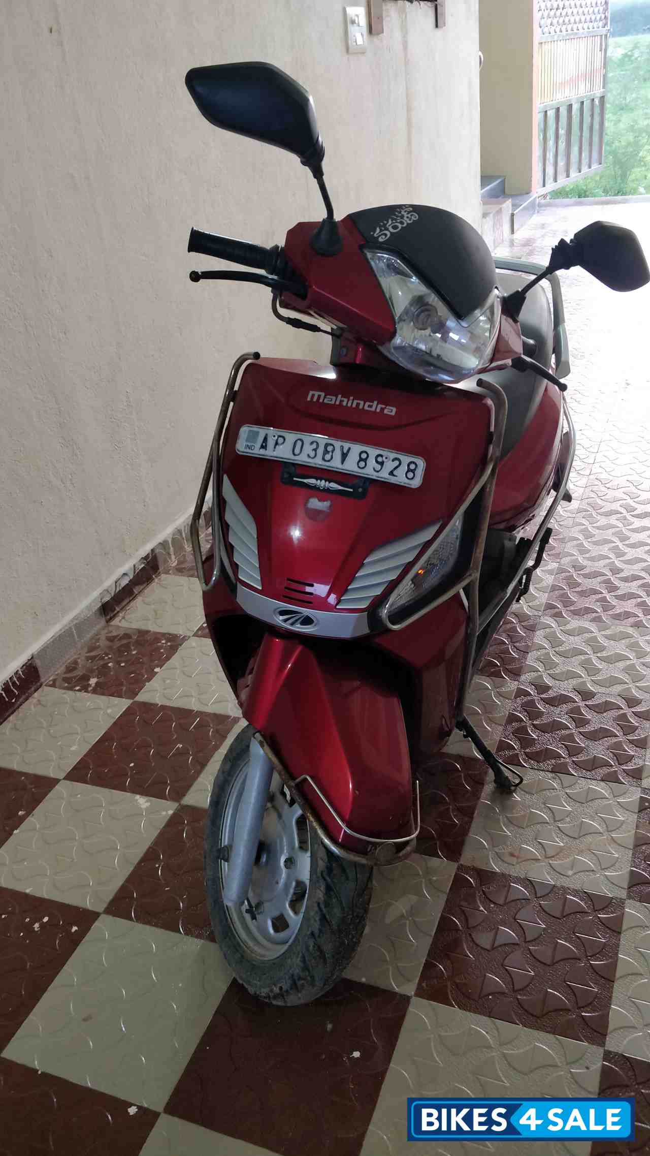 Red Mahindra Gusto
