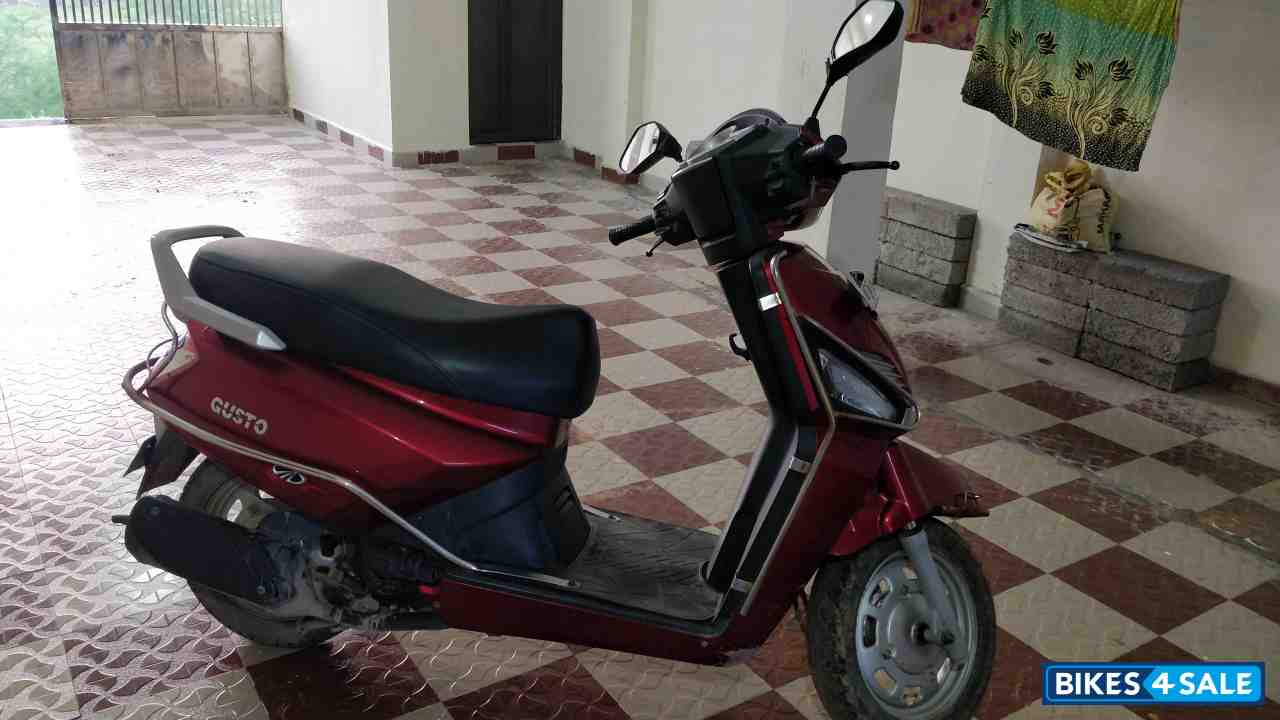 Red Mahindra Gusto