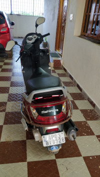 Red Mahindra Gusto