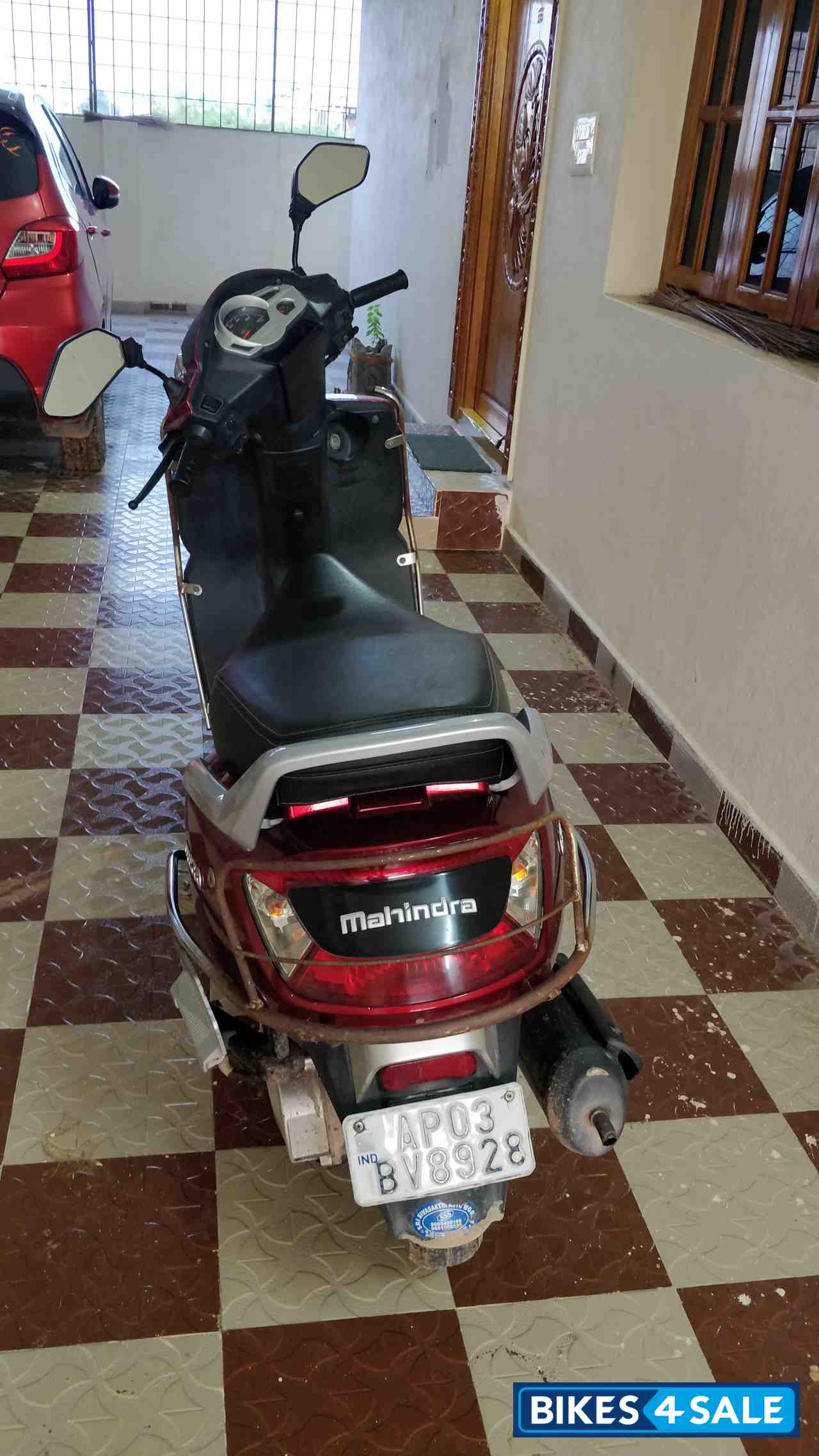 Red Mahindra Gusto