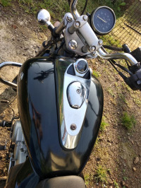 Black Bajaj Avenger 220 DTS-i