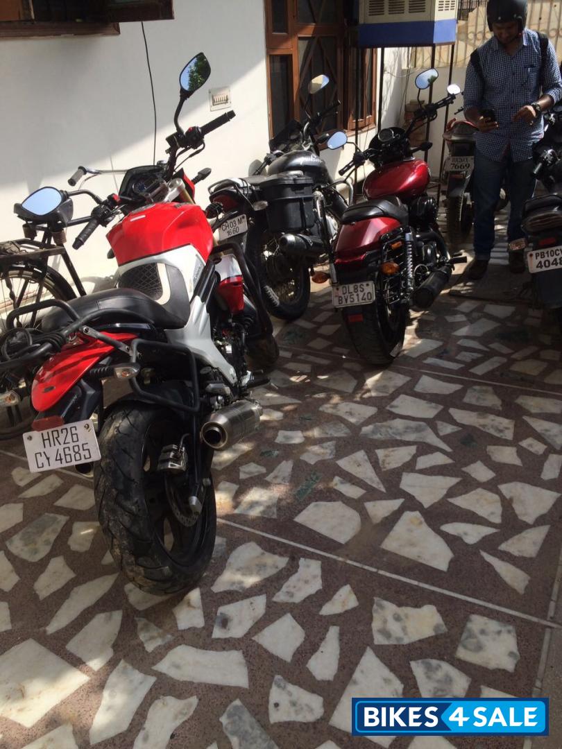 Red Mahindra Mojo