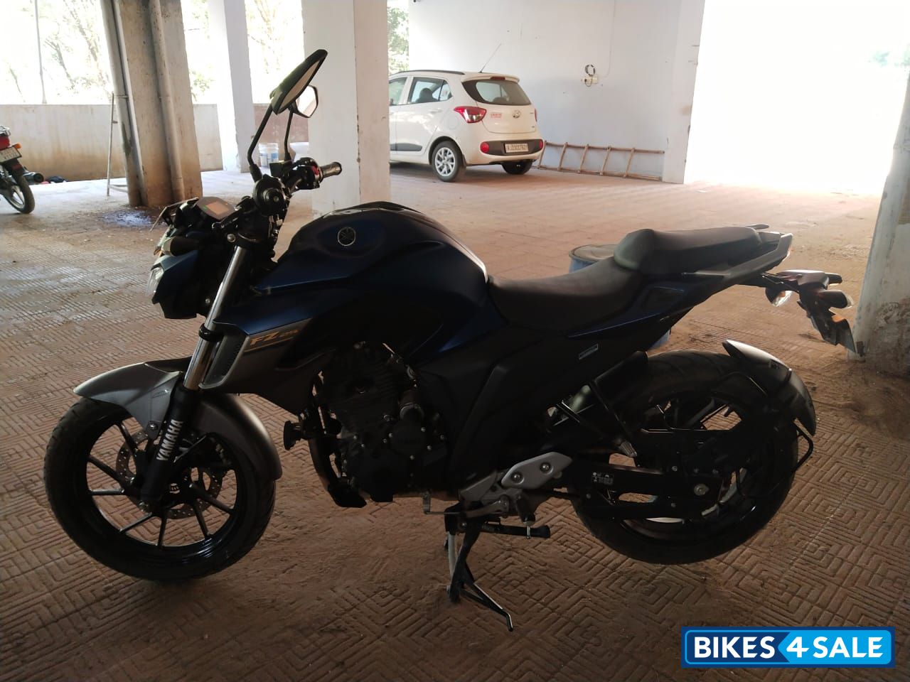 Blue-black Yamaha FZ25