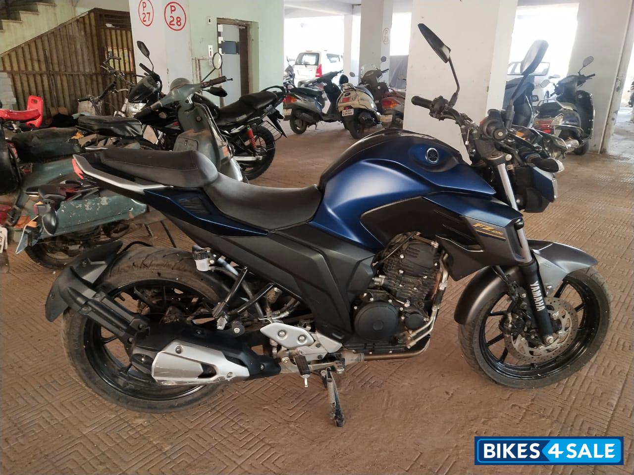 Blue-black Yamaha FZ25