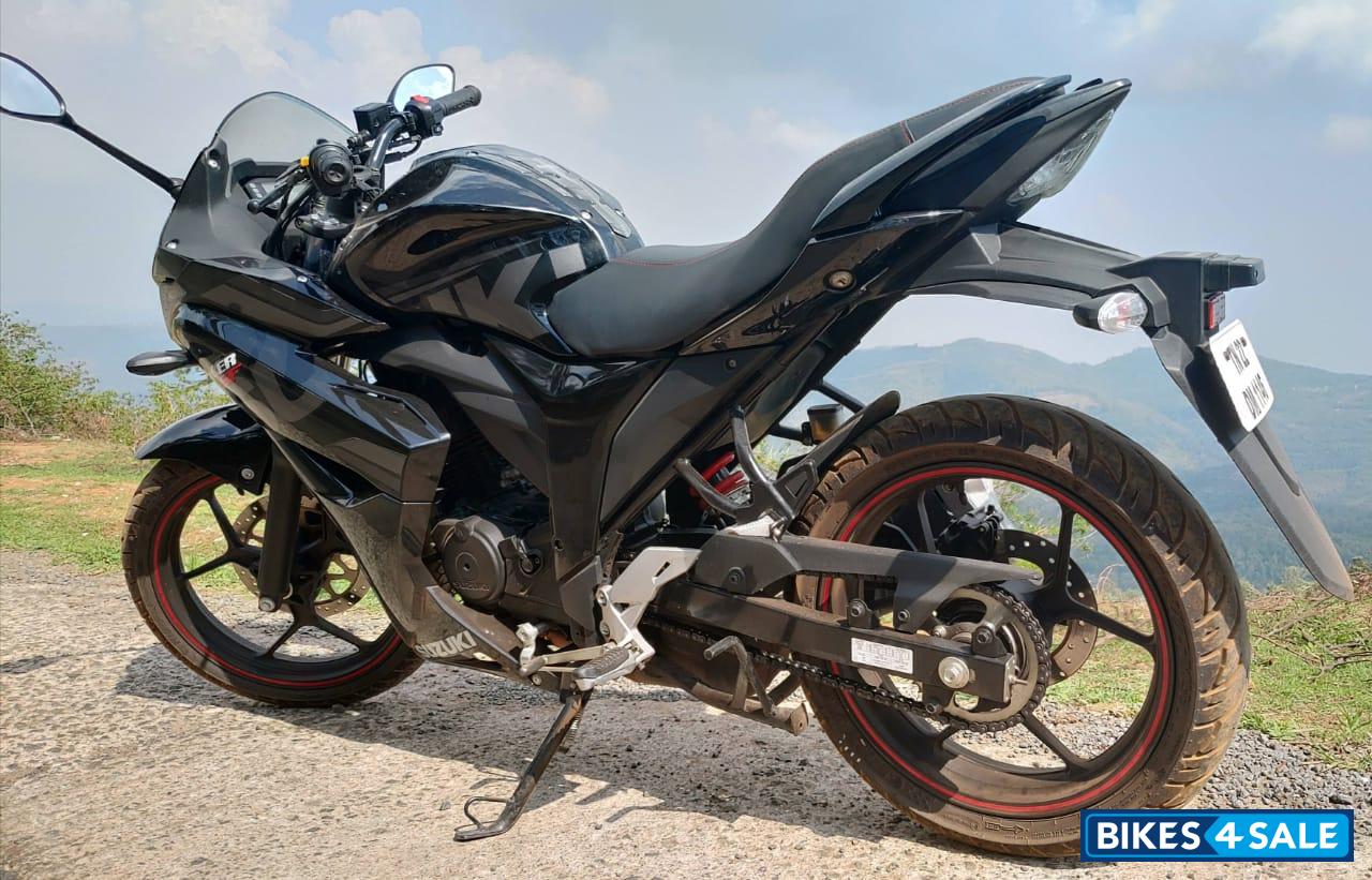 Black Suzuki Gixxer SF Fi