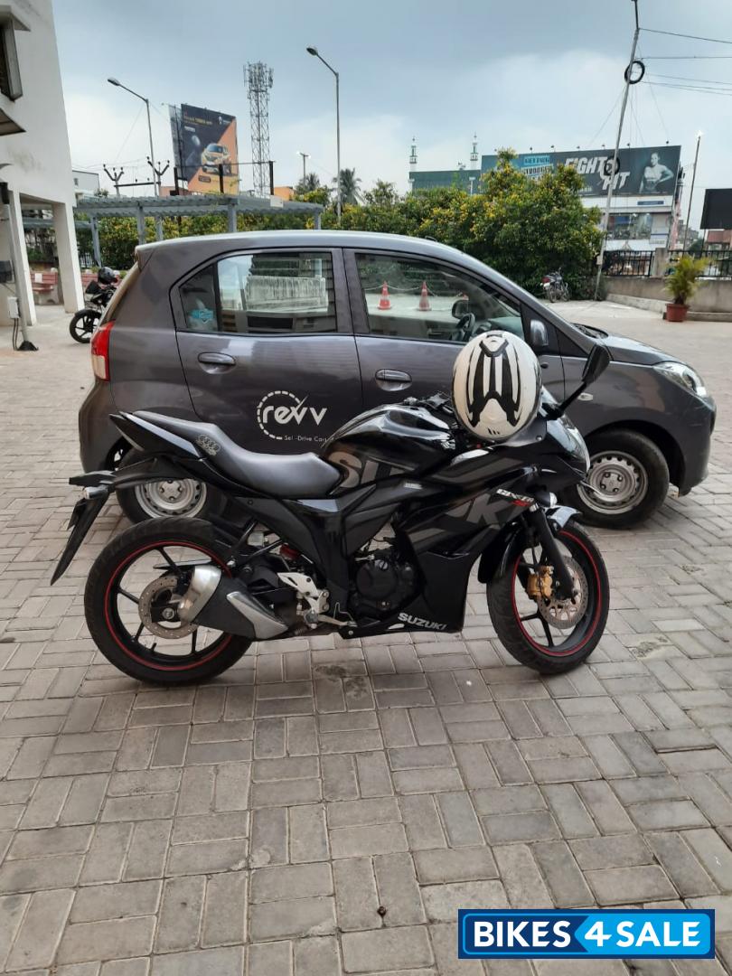 Black Suzuki Gixxer SF Fi