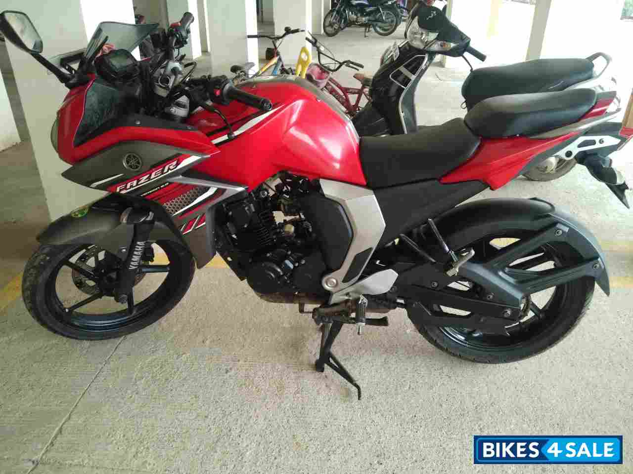 Red Yamaha Fazer FI V2