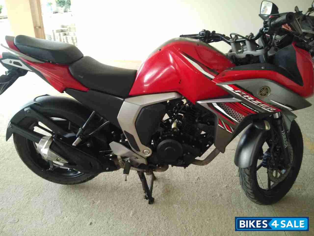 Red Yamaha Fazer FI V2