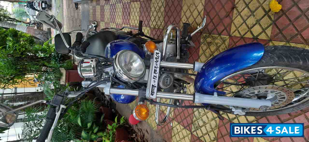 Blue Bajaj Avenger 220 DTS-i