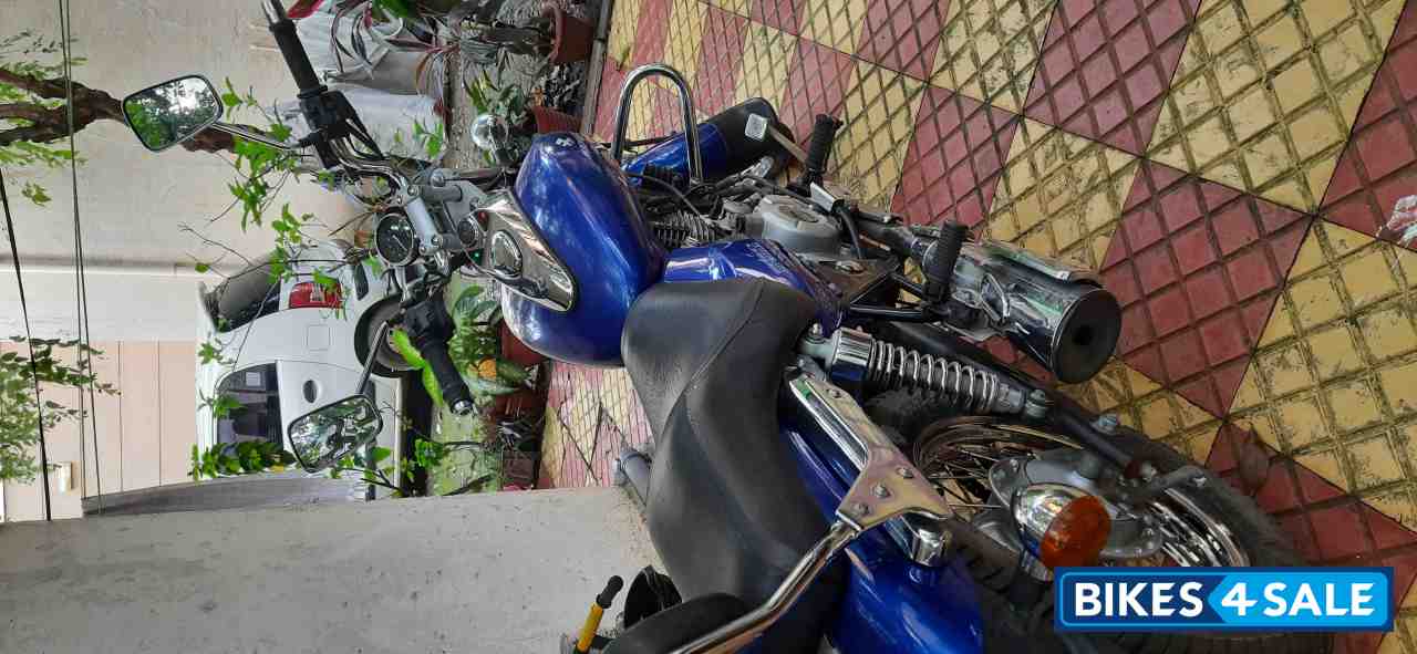 Blue Bajaj Avenger 220 DTS-i
