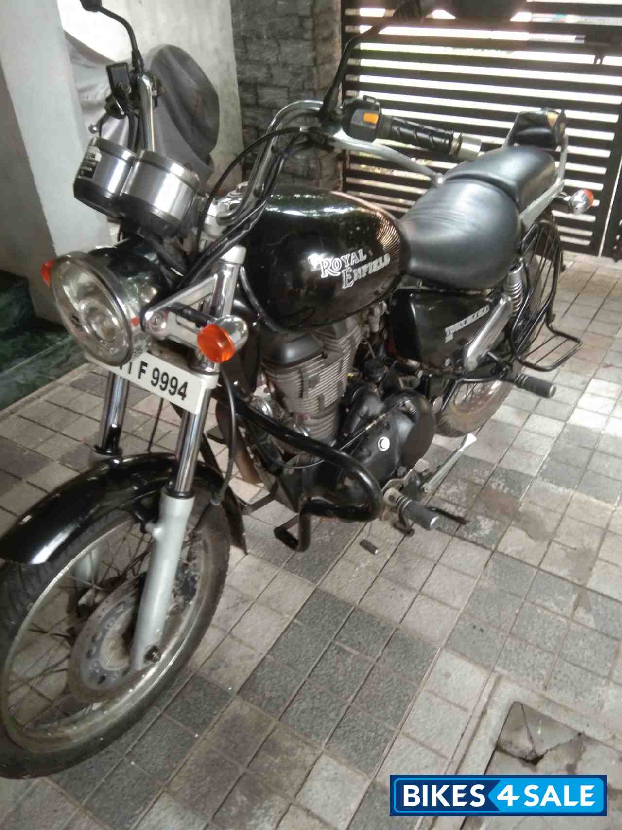 Black Royal Enfield Thunderbird 350 Black Royal Enfield Thunderbird 350