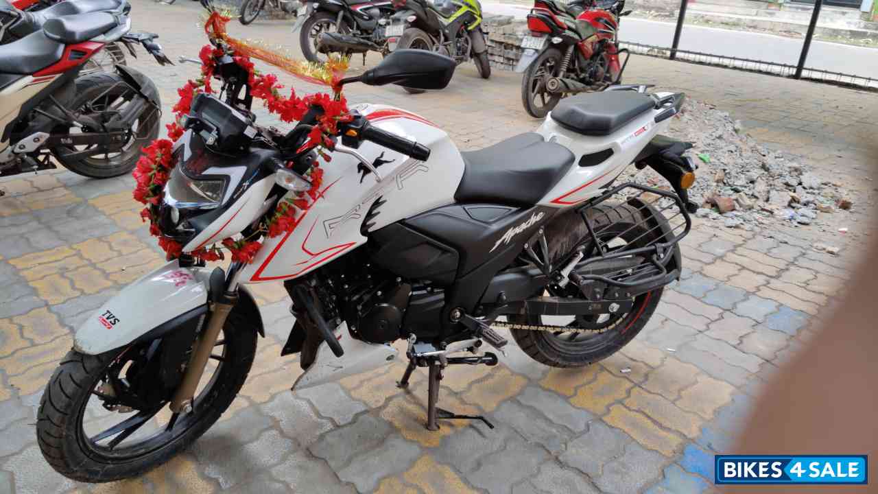 White TVS Apache RTR 200 4V 2020