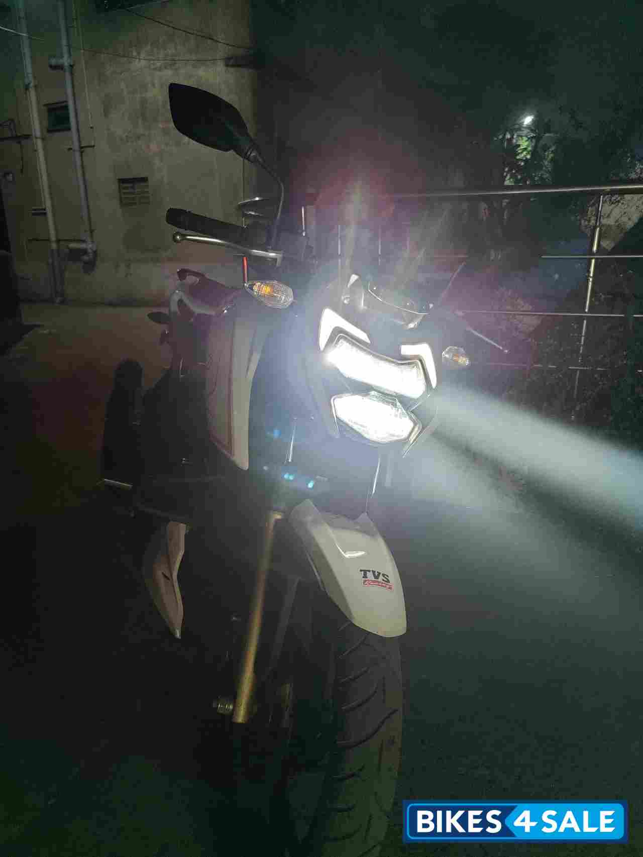 White TVS Apache RTR 200 4V 2020