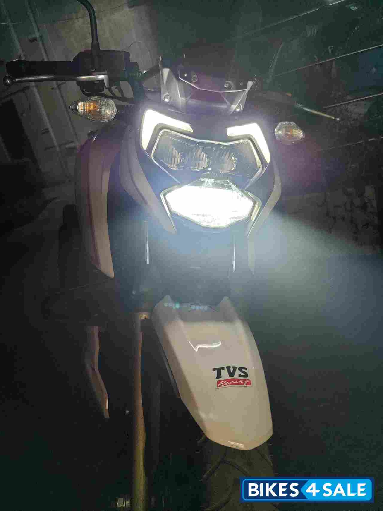 White TVS Apache RTR 200 4V 2020
