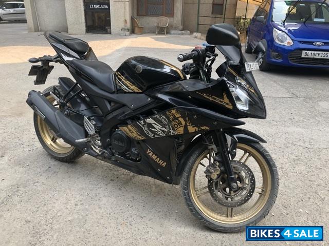 Black Yamaha YZF R15 V2