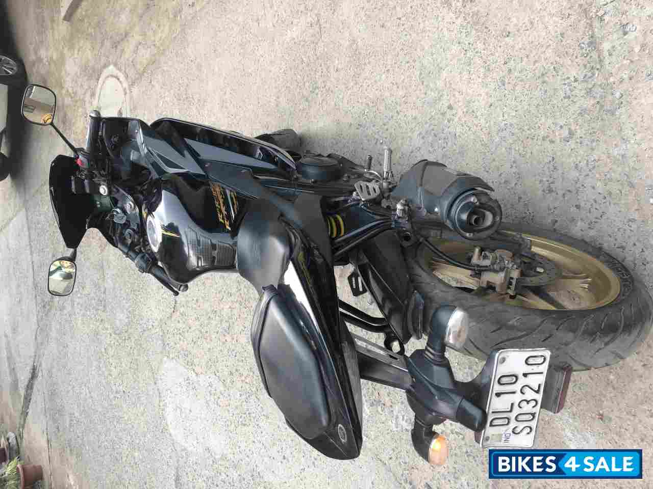 Black Yamaha YZF R15 V2 Black Yamaha YZF R15 V2