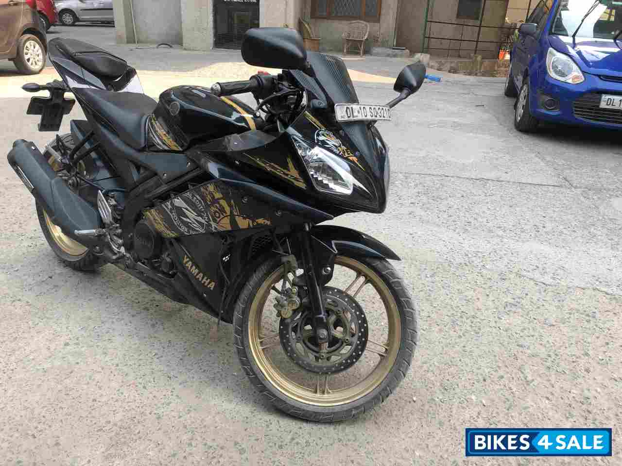 Black Yamaha YZF R15 V2 Black Yamaha YZF R15 V2